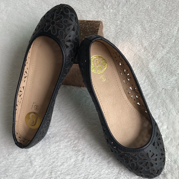 New faux leather cutout flats! Size 6 - Picture 4 of 4